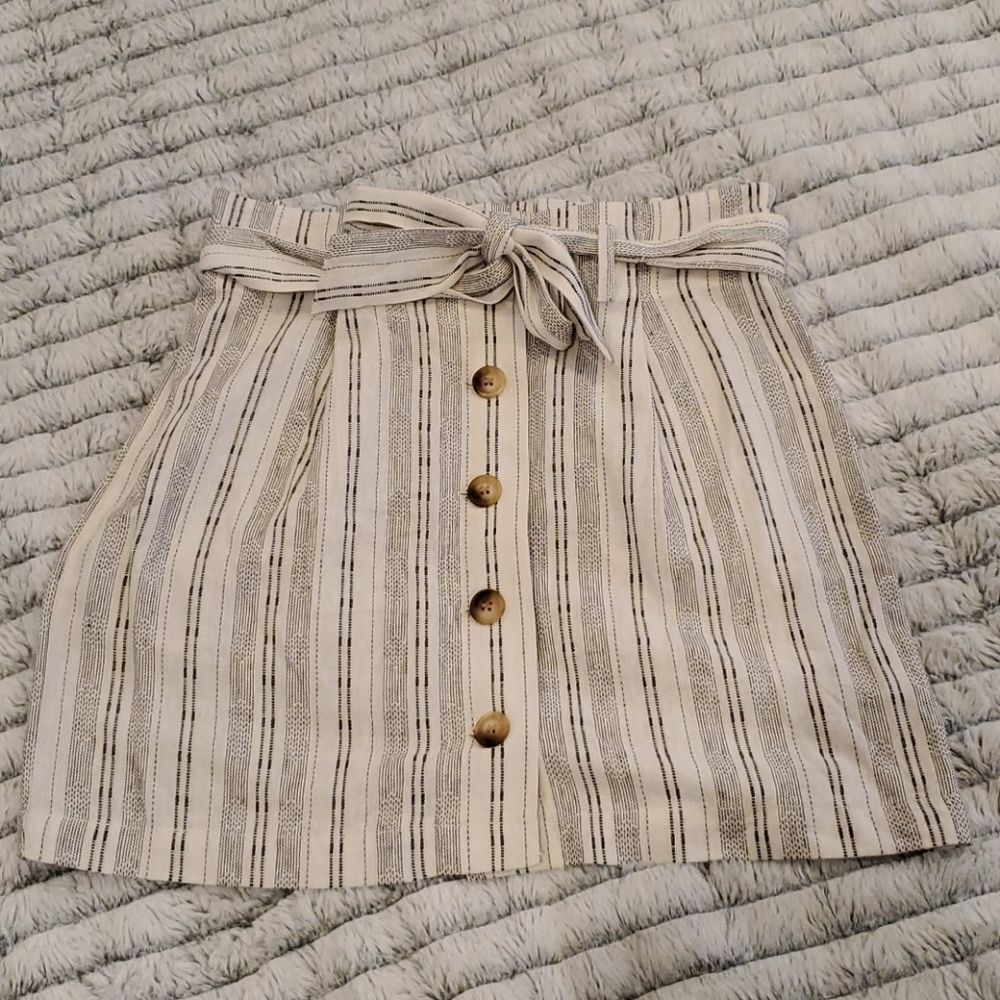 NWOT--Cream and black linen belted Topshop skirt